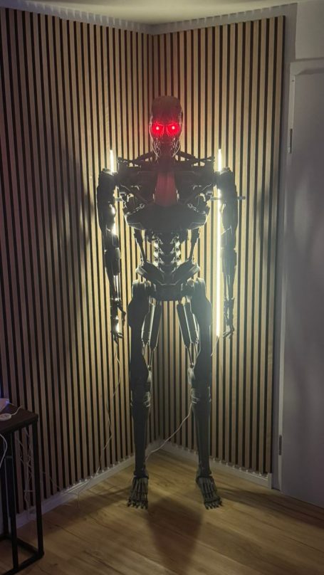 Terminator Ein großer, beleuchteter Skelettrumpf mit roten Augen in einer Ecke.