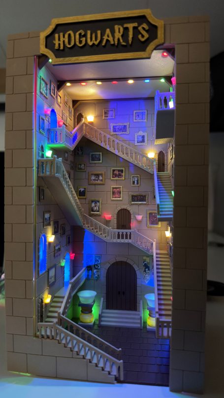 Das wandelnde Treppenhaus Modell eines beleuchteten Hogwarts-Innenraums mit Treppen und bunten Lichtern.